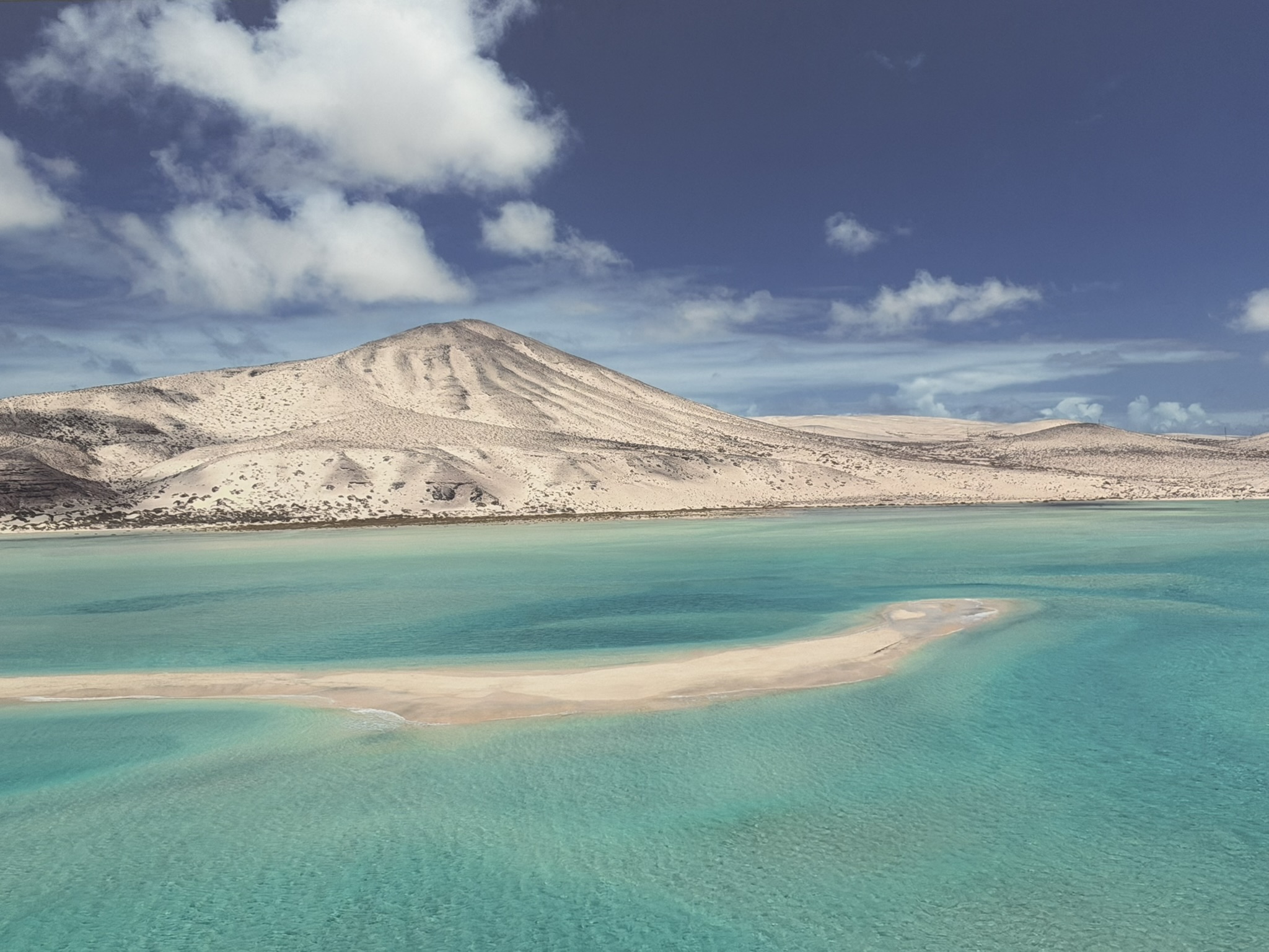 Plage paradisiaque, mer turquoise, dune blanche
