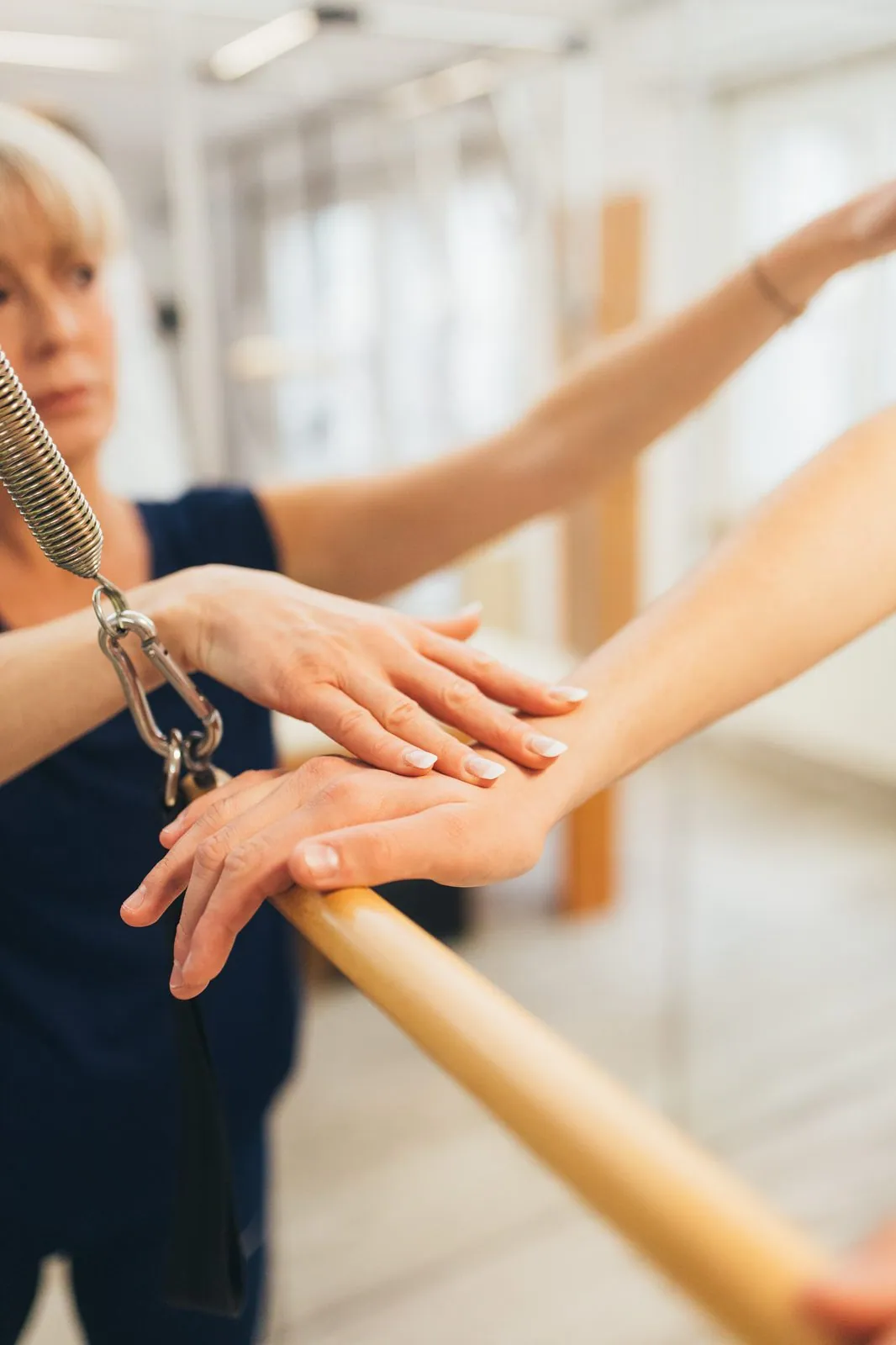 Détail — placement précis sous la guidance de l'instructrice